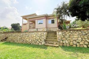 Old Home with a Big Compound – Buwate