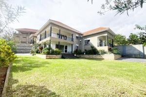 Spacious 5-Bedroom Home for Sale – Off Entebbe Road
